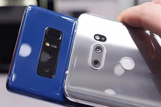 Galaxy Note 8 và LG V30 (ảnh: Phone Arena)