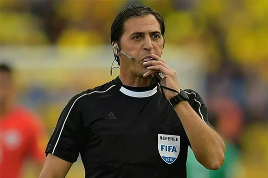 Ông Mauro Vigliano điều khiển trận đấu vòng loại World Cup giữa Peru và Ecuador (ảnh: AFP)