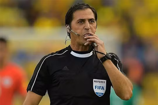 Ông Mauro Vigliano điều khiển trận đấu vòng loại World Cup giữa Peru và Ecuador (ảnh: AFP)