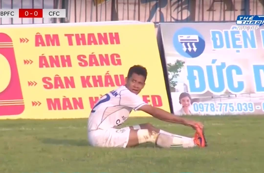 Nguyễn Văn Quân sau khi đá phản lưới nhà tỏ vẻ buồn bã