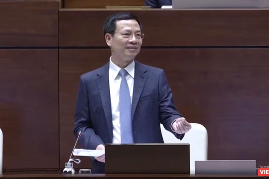 Bộ trưởng Nguyễn Manh Hùng trả lời chất vấn trước Quốc hội ngày 8/11