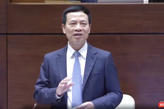 Bộ trưởng Nguyễn Mạnh Hùng trả lời chất vấn trước Quốc hội ngày 8/11