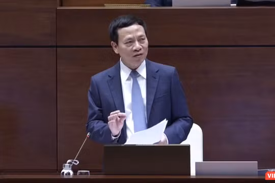 ông Nguyễn Mạnh Hùng, Bộ trưởng Bộ Thông tin và Truyền Thông trả lời chất vấn trước Quốc hội ngày 8/11
