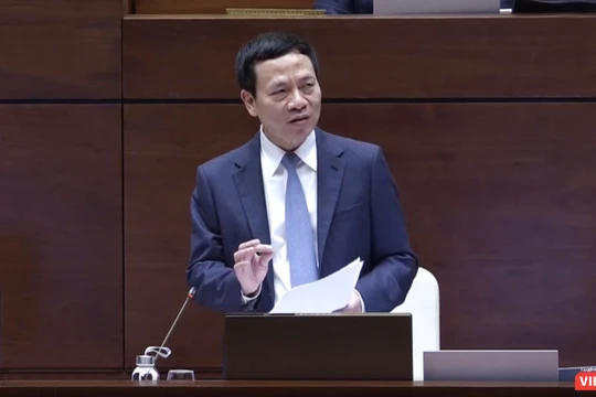 ông Nguyễn Mạnh Hùng, Bộ trưởng Bộ Thông tin và Truyền Thông trả lời chất vấn trước Quốc hội ngày 8/11