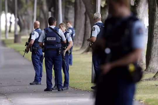 Cảnh sát có mặt tại hiện trường sau khi vụ xả súng xảy ra (ảnh: Variety)