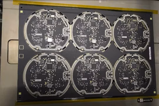 Bảng mạch bên trong tấm sạc không dây (ảnh: Phone Arena)