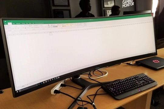 Màn hình siêu rộng của Samsung (ảnh Business Insider)