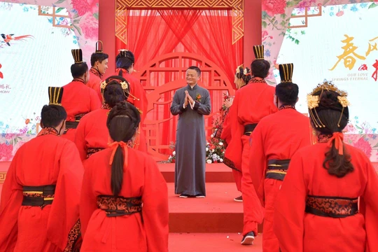 Tỷ phú Jack Ma chúc phúc các nhân viên trong đám cưới tập thể (ảnh Reuters)