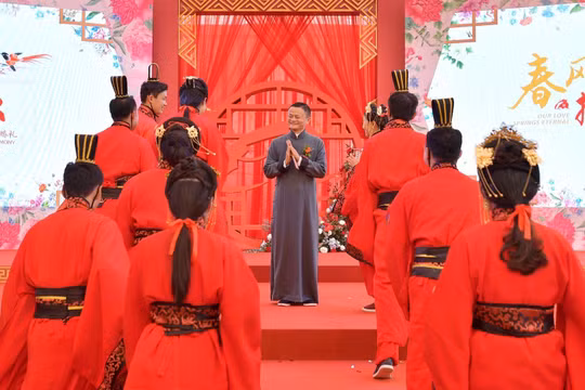 Tỷ phú Jack Ma chúc phúc các nhân viên trong đám cưới tập thể (ảnh Reuters)