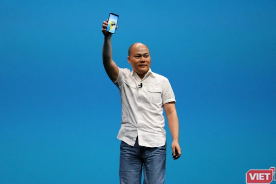 ông Nguyễn Tử Quảng tại lễ ra mắt Bphone 3, tháng 10/2018