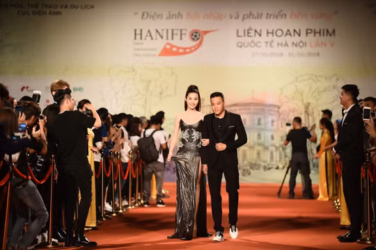 Diễm My 9x sánh bước trên thảm đỏ cùng nam diễn viên người Srilanka Dodantenna Thumindu (ảnh: Như Hoàn)