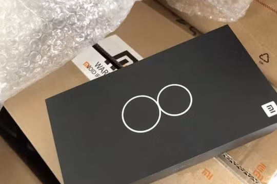 Hình ảnh hộp đựng Mi 8 rò rỉ trên mạng xã hội Weibo