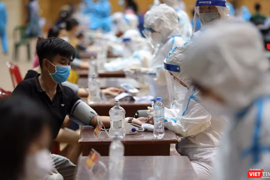 Lực lượng y tế Đà Nẵng khám sàng lọc đối với người dân trước khi tiêm vaccine phòng COVID-19