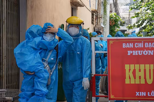 Lực lượng y tế sơ tán người dân tại điểm dân dư phát hiện ca mắc COVID-19 mới trên địa bàn TP Đà Nẵng