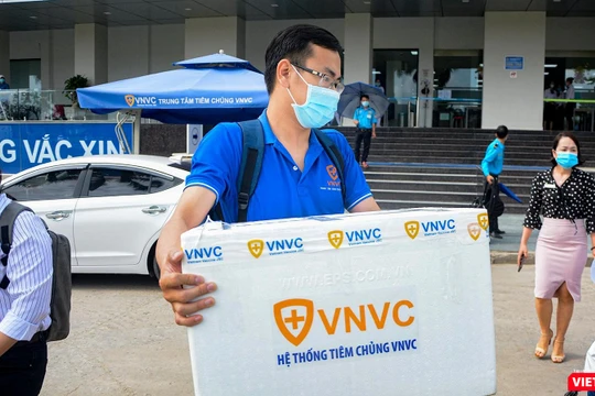 Nhân viên CDC Đà Nẵng tiếp nhận 100 liều vaccine COVID-19 từ Bộ Y tế để tiêm cho các nhân viên y tế.