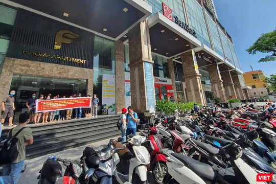 Người mua căn hộ Chung cư F-Home (Đà Nẵng) căng băng rôn đòi quyền lợi