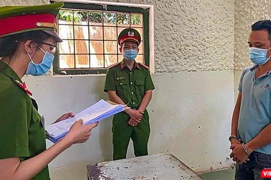 Cơ quan công an tống đạt quyết định khởi tố, bắt tạm giam đối với tài xế Nguyễn Quốc Tuấn - tài xế nhà xe Chín Nghĩa vì hành vi chống người thi hành công vụ