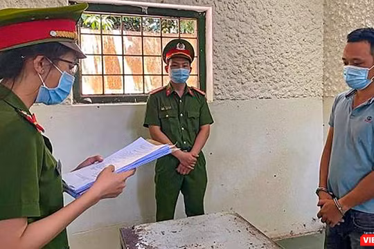 Cơ quan công an tống đạt quyết định khởi tố, bắt tạm giam đối với tài xế Nguyễn Quốc Tuấn - tài xế nhà xe Chín Nghĩa vì hành vi chống người thi hành công vụ