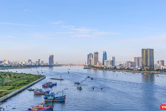 Một góc đô thị Đà Nẵng nhìn từ cửa sông Hàn