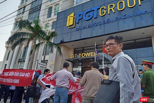 Khách hàng mua sản phẩm tại dự án New Danang City tập trung giăng băng rôn đòi sổ trước toà nhà PGT Tower (Đà Nẵng)