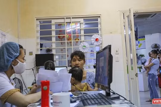 Trẻ đi khám bệnh tại Bệnh viện Phụ sản - Nhi Đà Nẵng