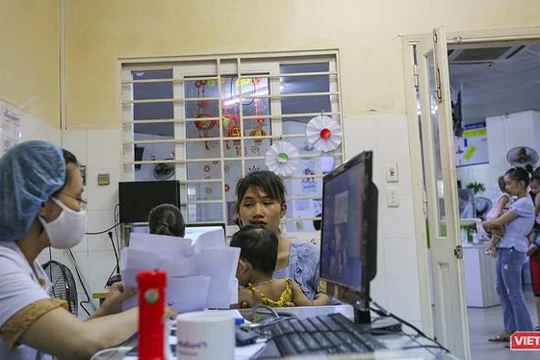 Trẻ đi khám bệnh tại Bệnh viện Phụ sản - Nhi Đà Nẵng