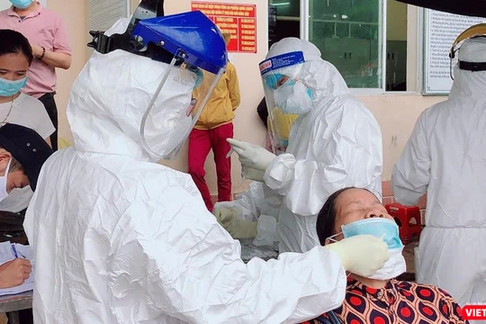 Lực lượng y tế Quảng Ngãi lấy mẫu xét nghiệm COVID-19 cho người dân