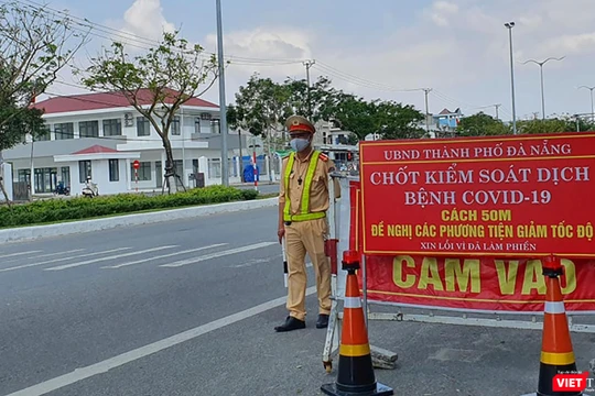 Lực lượng CSGT Đà Nẵng túc trực các chốt kiểm soát dịch tại cửa ngõ ra vào TP