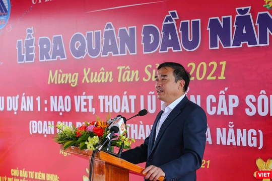 Ông Lê Trung Chinh - Chủ tịch UBND TP Đà Nẵng phát biểu tại lễ ra quân đầu năm Tiểu dự án nạo vét, thoát lũ khẩn cấp sông Cổ Cò 