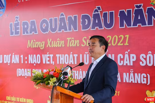 Ông Lê Trung Chinh - Chủ tịch UBND TP Đà Nẵng phát biểu tại lễ ra quân đầu năm Tiểu dự án nạo vét, thoát lũ khẩn cấp sông Cổ Cò 