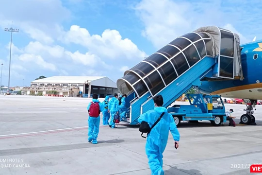 Người dân từ TP HCM về quê tránh dịch COVID-19 hạ cánh xuống sân bay Đà Nẵng