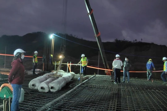 Công nhân thi công xuyên Tết với mong muốn đẩy nhanh tiến độ, sớm đưa Danang IT Park thành thung lũng CNTT trọng điểm của cả nước.