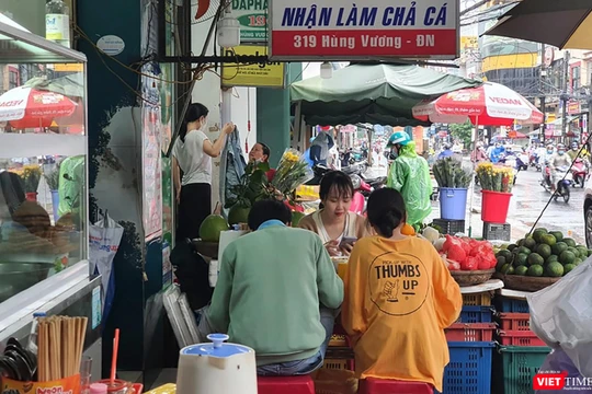 Hàng quán được phục vụ tại chỗ, người dân Đà Nẵng thoải mái đi ăn sáng