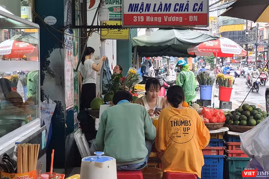 Hàng quán được phục vụ tại chỗ, người dân Đà Nẵng thoải mái đi ăn sáng
