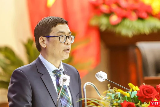 Ông Phùng Phú Phong - Giám đốc Sở Xây dựng TP Đà Nẵng trong phiên chất vấn tại kỳ họp thứ 4, HĐND TP Đà Nẵng khoá X diễn ra sáng ngày 17/12