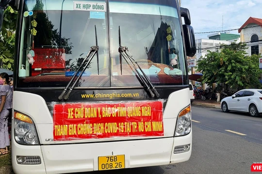 Xe chở đoàn y bác sĩ của Sở Y tế Quảng Ngãi vào TP HCM hỗ trợ các địa phương phía Nam phòng, chống dịch COVID-19.