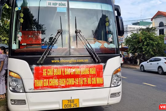 Xe chở đoàn y bác sĩ của Sở Y tế Quảng Ngãi vào TP HCM hỗ trợ các địa phương phía Nam phòng, chống dịch COVID-19.