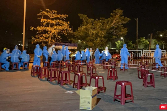Lực lượng y tế Đà Nẵng tổ chức lấy mẫu xét nghiệm cho toàn bộ người có mặt tại Cảng cá Thọ Quang trong đêm 28/6 (Ảnh Ngọc Thuỷ)
