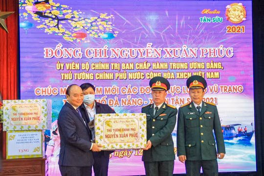 Thủ tướng Nguyễn Xuân Phúc tặng quà lực lượng vũ trang Đà Nẵng nhân dịp Tết Nguyên đán Tân Sửu