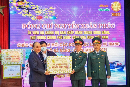 Thủ tướng Nguyễn Xuân Phúc tặng quà lực lượng vũ trang Đà Nẵng nhân dịp Tết Nguyên đán Tân Sửu