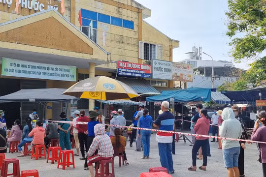 Các tiểu thương chợ Phước Mỹ (Đà Nẵng) lấy mẫu xét nghiệm SARS-CoV-2 khi ca mắc COVID-19 đi chợ tại đây