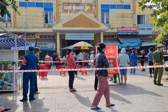 Tiểu thương chọ Phước Mỹ được lấy mẫu xét nghiệm SARS-CoV-2