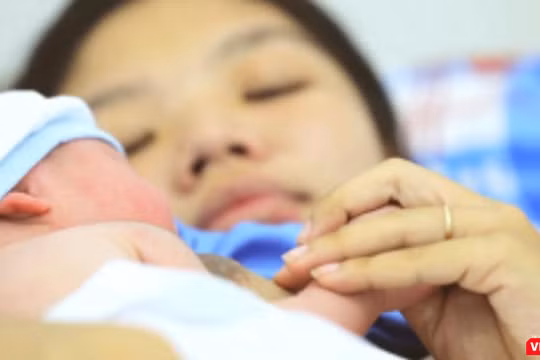 Nuôi con bằng sữa mẹ 