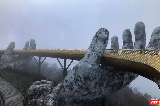 Cầu Vàng tại Khu du lịch Sunworld Bà Nà Hill trong cơn đại dịch COVID-19 lần thứ 3