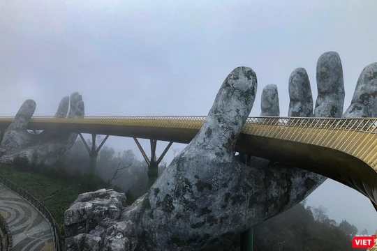 Cầu Vàng tại Khu du lịch Sunworld Bà Nà Hill trong cơn đại dịch COVID-19 lần thứ 3