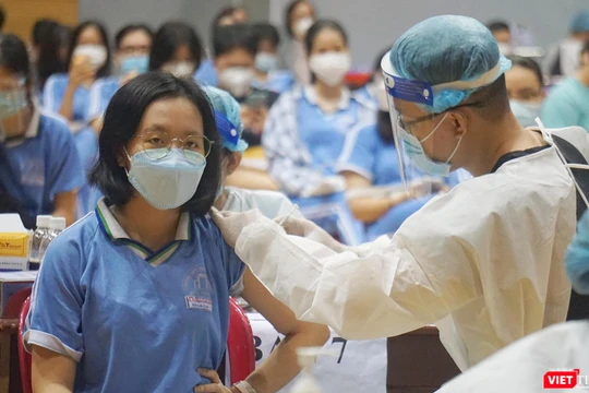 Lực lượng y tế Đà Nẵng tiêm vaccine COVID-19 trên diện rộng cho trẻ dưới 18 tuổi tại Cung thể thao Tiên Sơn