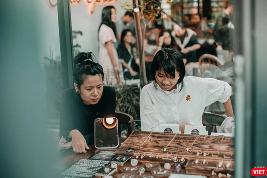 Một góc gian hàng bán đồ trang sức đá chế tác bằng thủ công