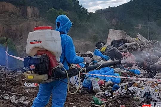 Lực lượng chuyên ngành phun thuốc xử lý số rác thải do xe 29T-6627 đổ ra tại bãi rác Khánh Sơn