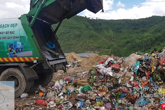 Xe thu gom vận chuyển rác mang BKS 29T-6627 đổ rác thải sinh hoạt có lẫn rác y tế nguy hại tại hộc số 4 bãi rác Khánh Sơn.