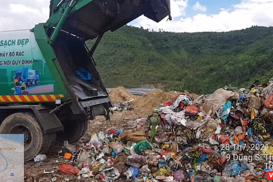 Xe thu gom vận chuyển rác mang BKS 29T-6627 đổ rác thải sinh hoạt có lẫn rác y tế nguy hại tại hộc số 4 bãi rác Khánh Sơn.